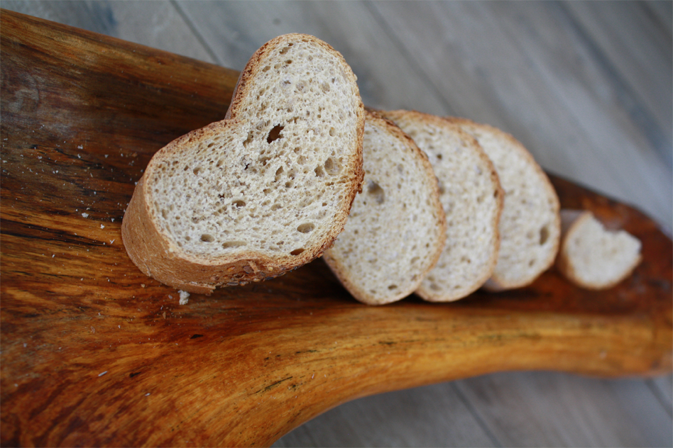 Dekoschalen aus Holz als Brotkorb