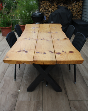 Terrassentisch aus Schwarzkiefer-Bohlen